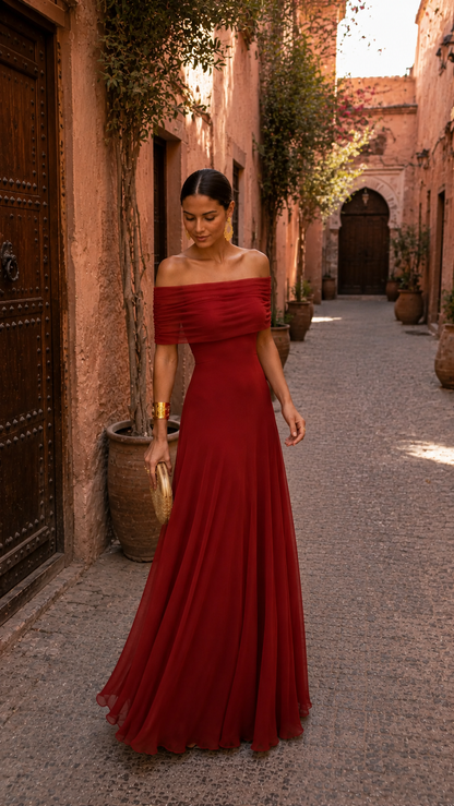 Robe longue rouge bordeaux à épaules dénudées, buste froncé, longueur chevilles.