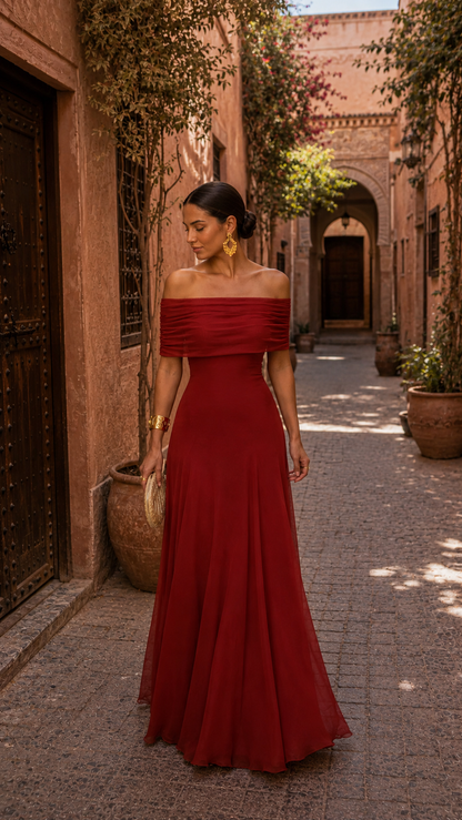 Robe longue rouge bordeaux bardot, buste froncé à plis, jupe fluide.