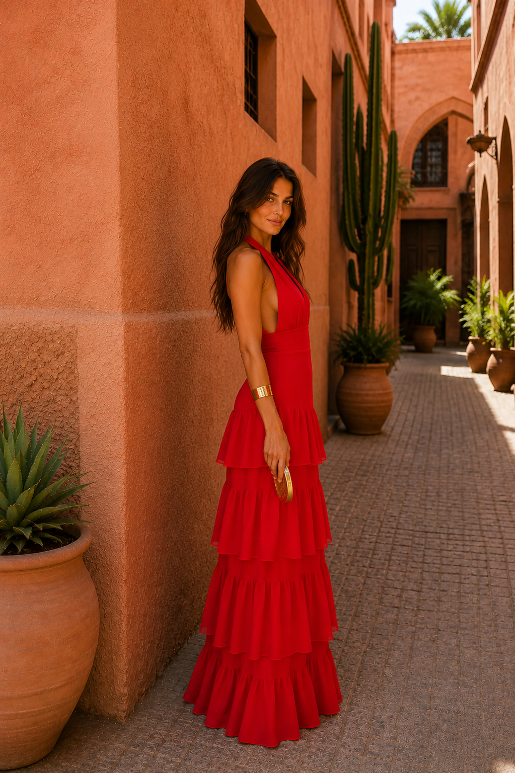 Robe à volants rouge longue, bretelles fines, encolure en V, silhouette ajustée