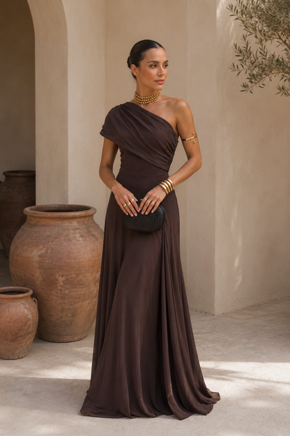 Robe longue marron foncé drapée, bretelle asymétrique, jupe ample légèrement évasée.