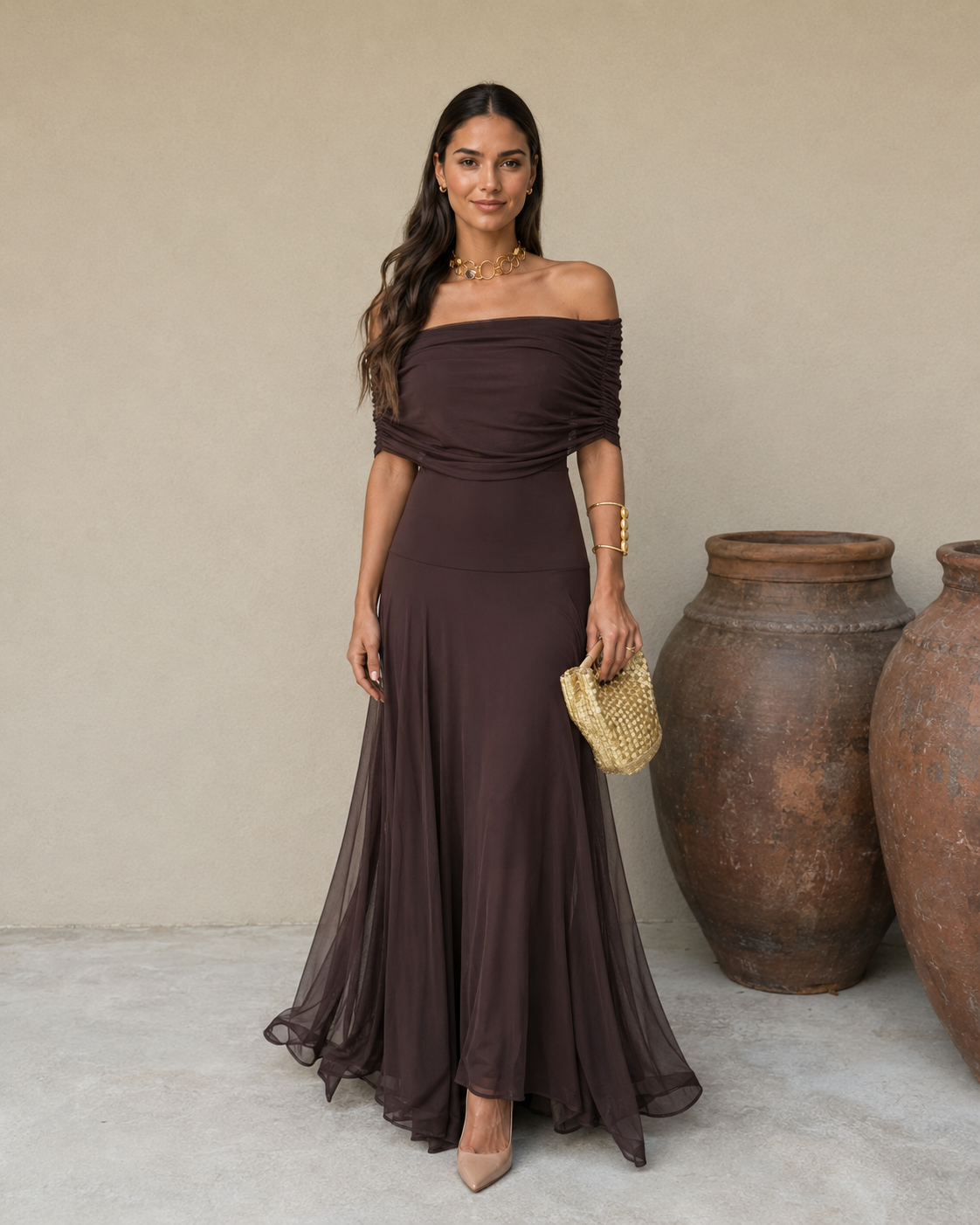 Robe longue marron foncé une épaule, tissu fluide froncé au buste, jupe évasée.