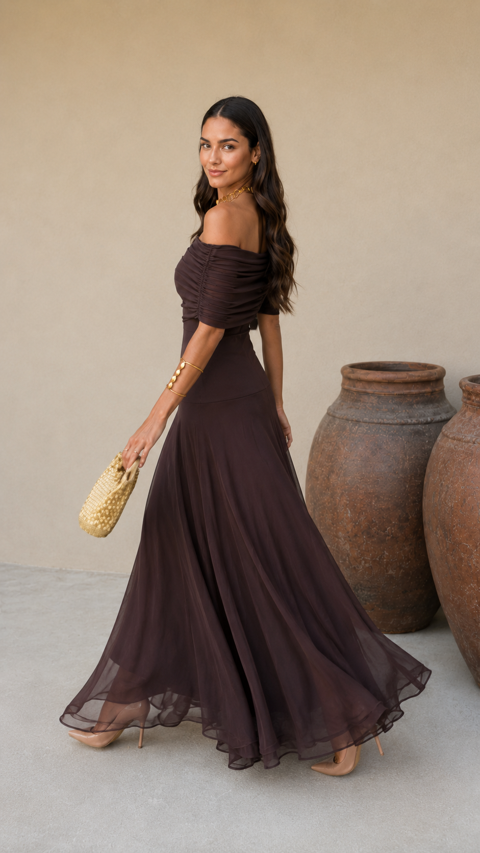 Robe longue marron foncé drapée, bretelle asymétrique, jupe ample avec léger effet volant.