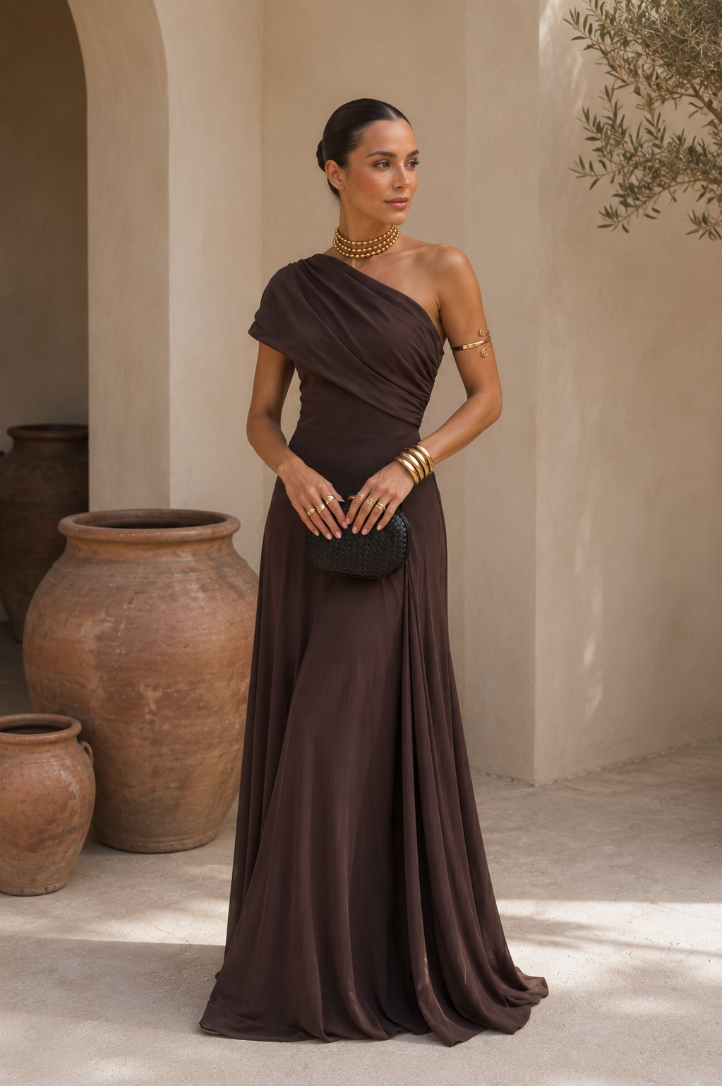 Robe longue marron foncé à épaule dénudée, drapés au buste et tombé fluide.