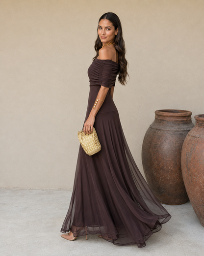Robe longue Tolède marron, épaules dénudées, buste froncé et jupe fluide