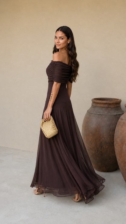 Robe Tolède marron à épaules dénudées, buste froncé, jupe longue en voile