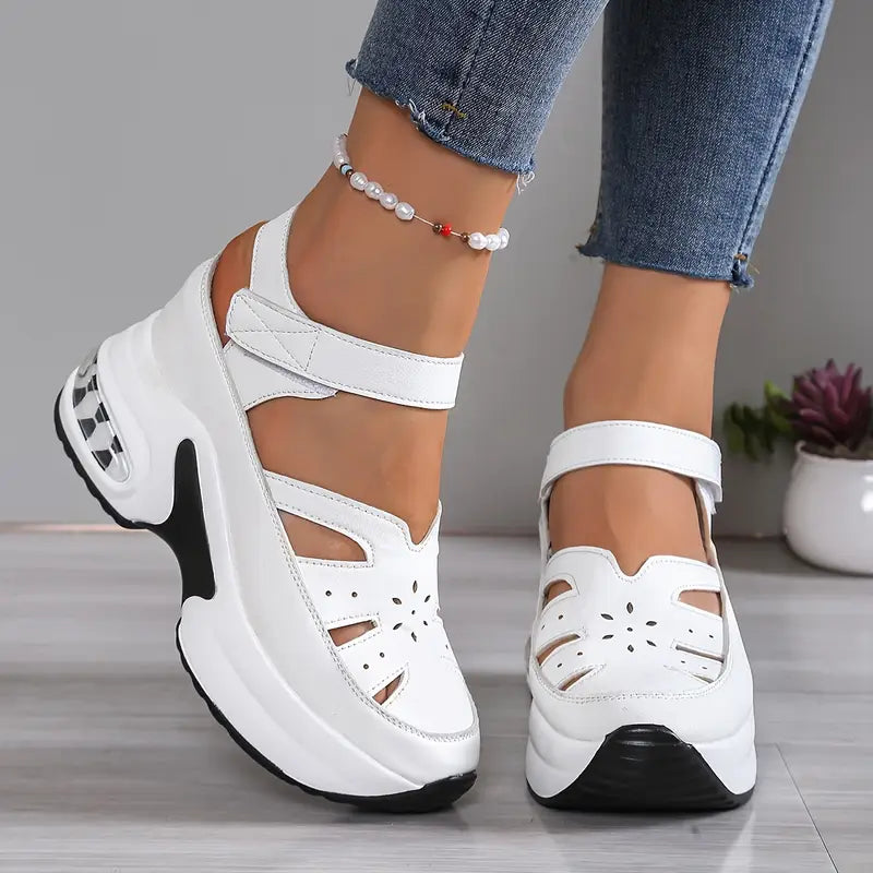 Sandales orthopédiques Laura™ blanches à brides, semelle plateforme épaisse et encoches.