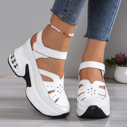 Sandales orthopédiques Laura™ blanches à brides, semelle plateforme épaisse et encoches.