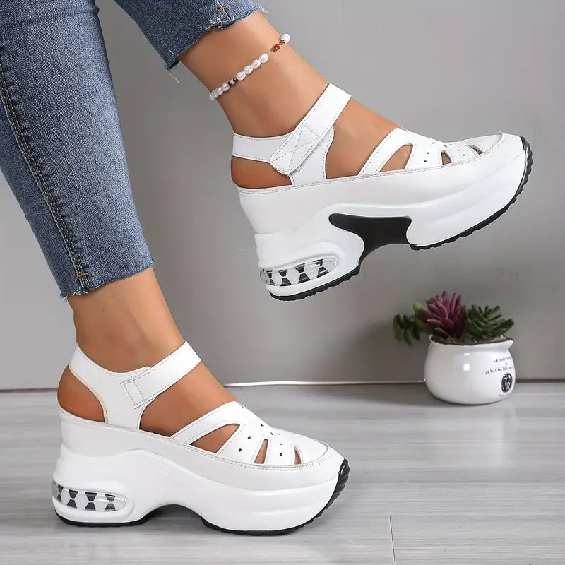 Sandales orthopédiques Laura™ blanches à brides, semelle plateforme avec détails sur le côté.