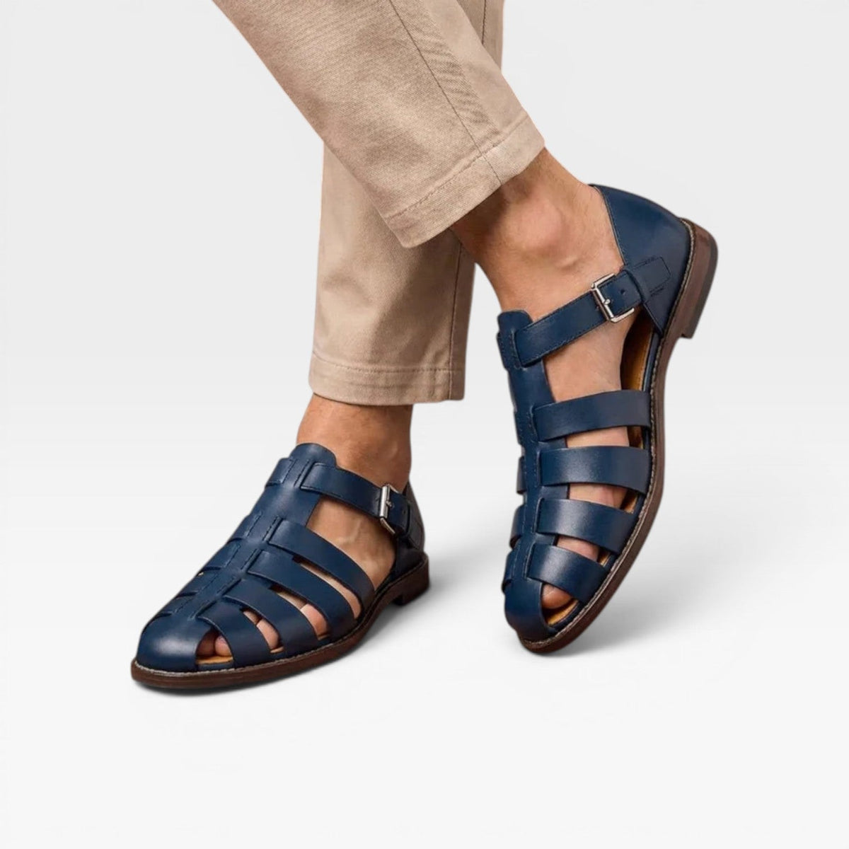 Sandales en cuir bleu à bout fermé, brides réglables avec boucles métalliques