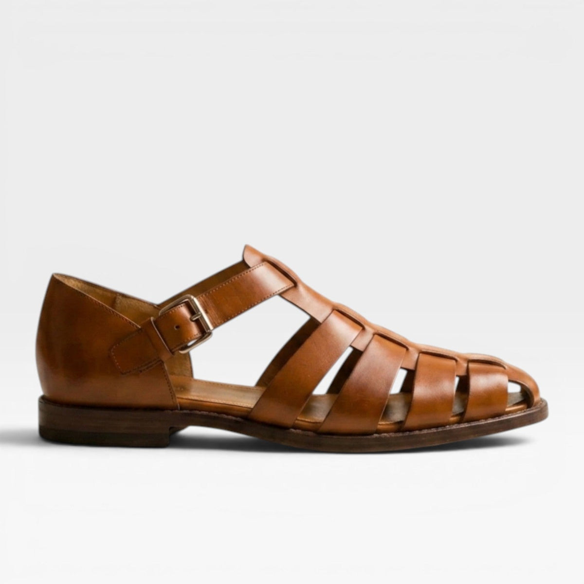 Sandales en cuir marron à bout fermé, brides croisées et boucle sur le dessus