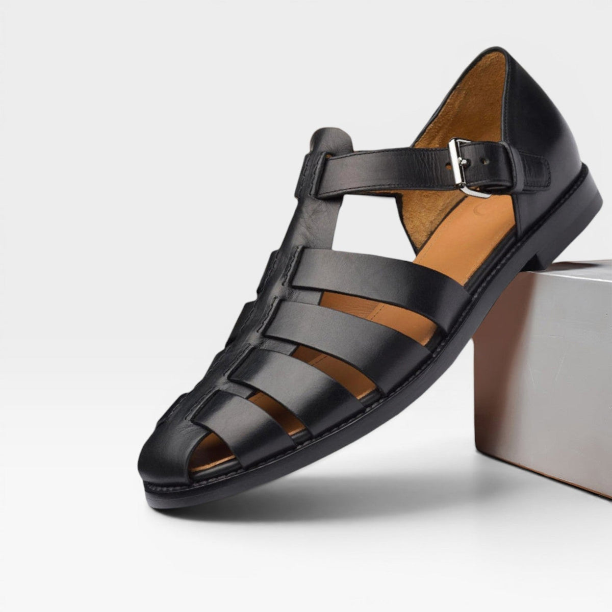 Sandales pour homme en cuir noir, bout fermé, brides à boucle et semelle épaisse