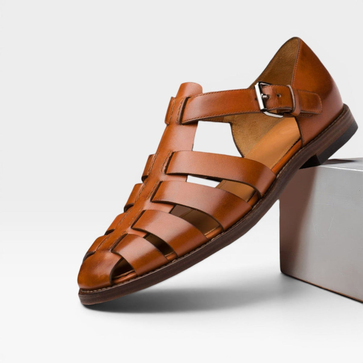 Sandales pour homme en cuir marron, bout fermé, brides en lanières et semelle foncée