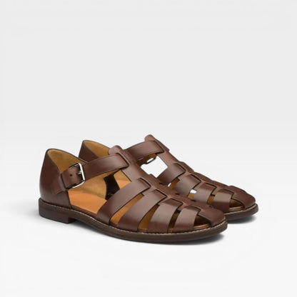 Sandales en cuir marron à bout fermé, brides croisées et boucle sur le cou-de-pied