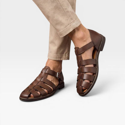 Sandales en cuir marron foncé à bout fermé, brides réglables avec boucles métalliques