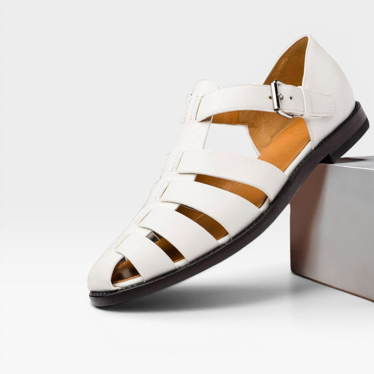 Sandales pour homme en cuir blanc, bout fermé, brides en lanières et semelle foncée