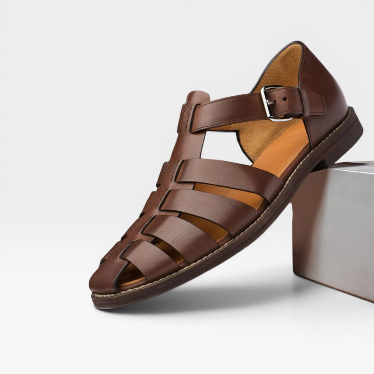 Sandales pour homme en cuir marron foncé, bout fermé, brides à boucle et semelle épaisse