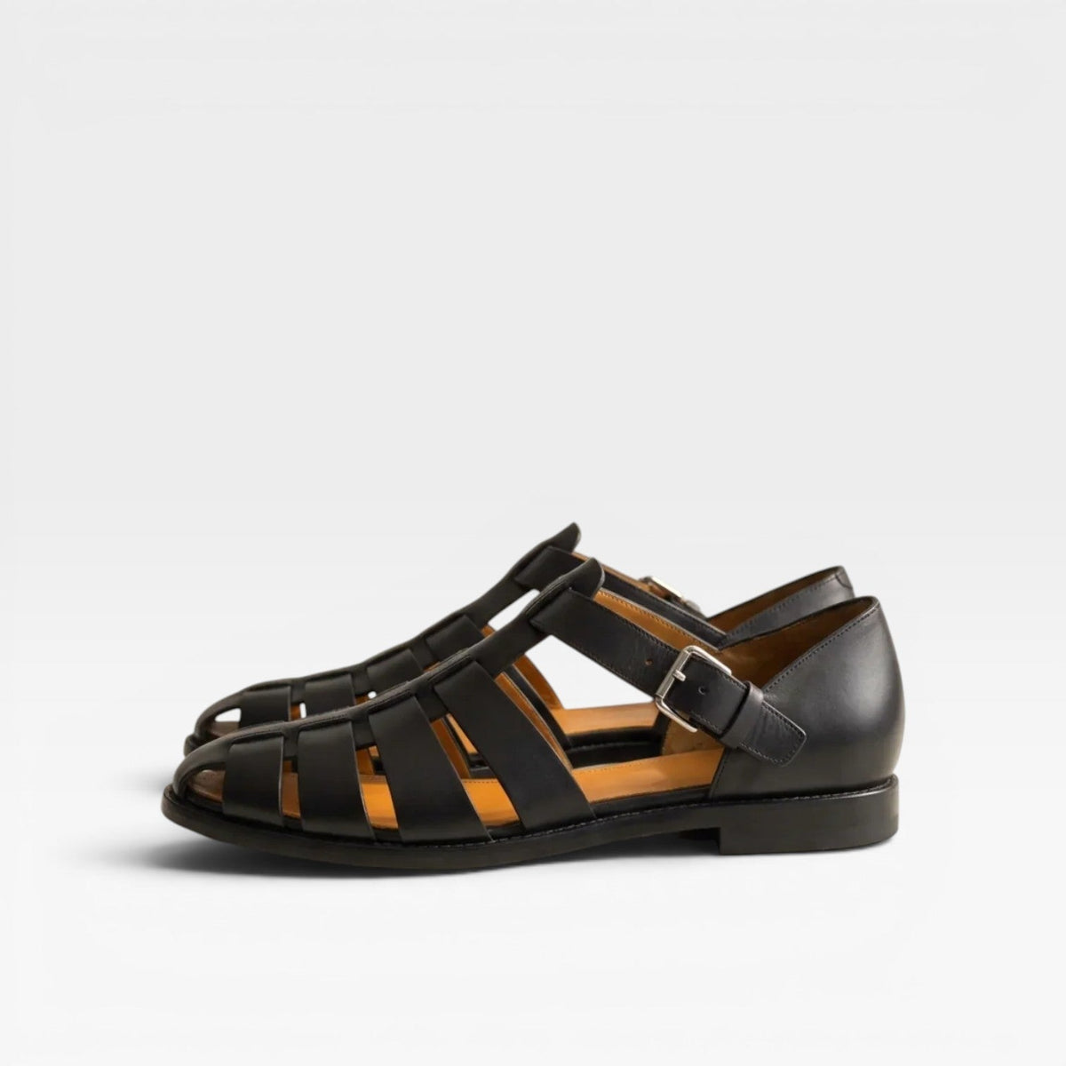 Sandales en cuir noires à bout fermé, brides croisées et boucle métallique