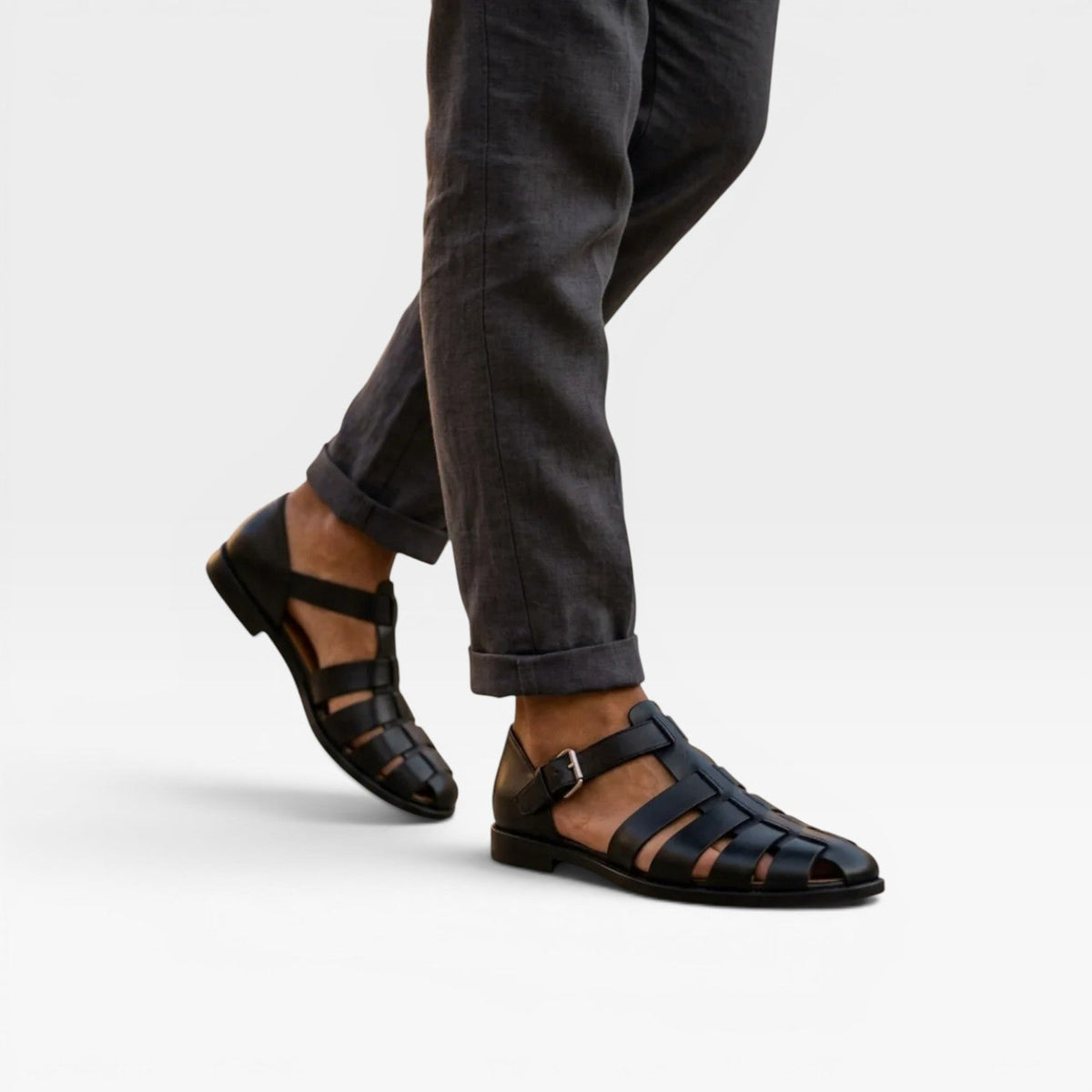 Sandales en cuir bleu à bout fermé, brides croisées et boucle réglable