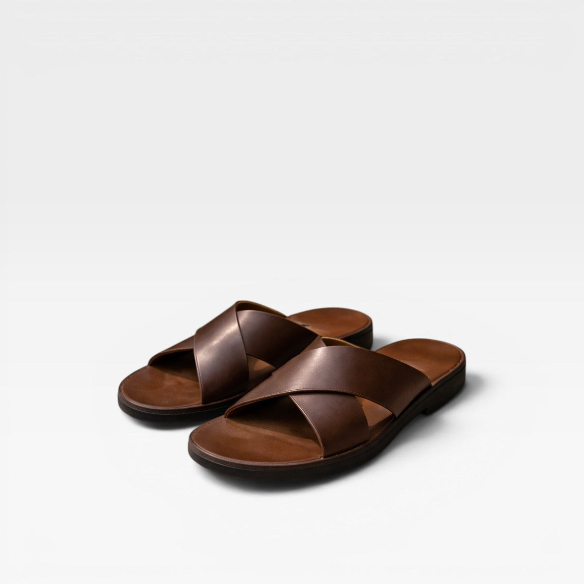 Sandales en cuir marron cognac à brides croisées, mule à enfiler.