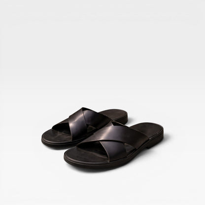 Sandales en cuir noires à brides croisées, mule à enfiler.