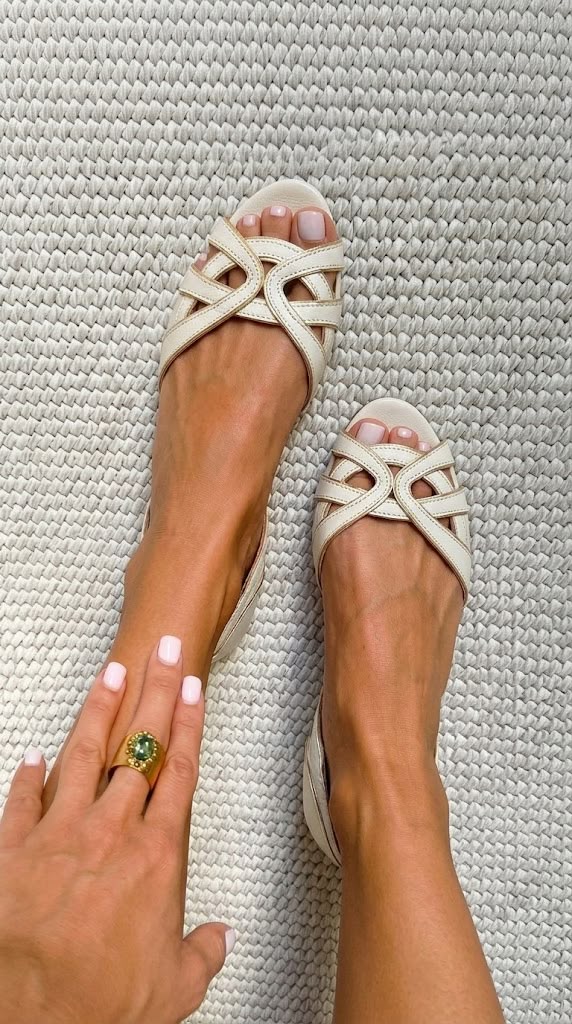 Sandales tressées crème à brides croisées, bout ouvert