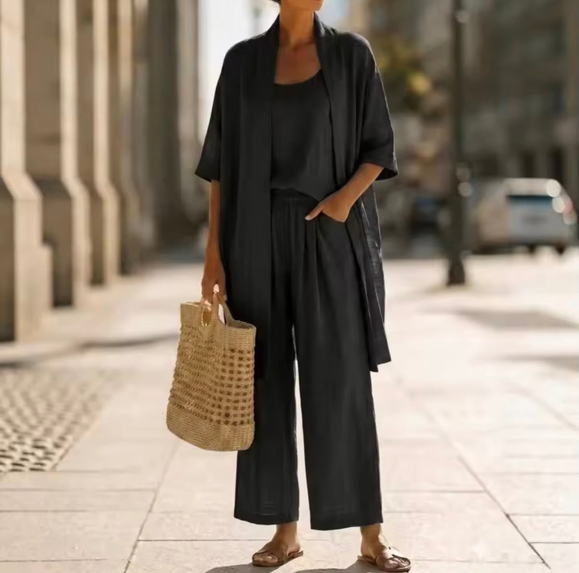 Ensemble trois pièces noir : tunique ouverte et pantalon ample.