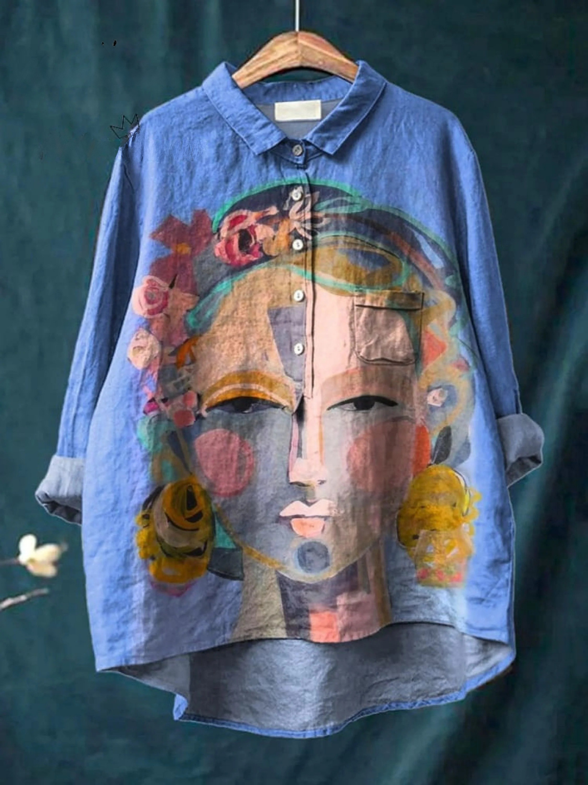 Chemise manches longues bleue à portrait artistique multicolore, poches poitrine et boutonnage
