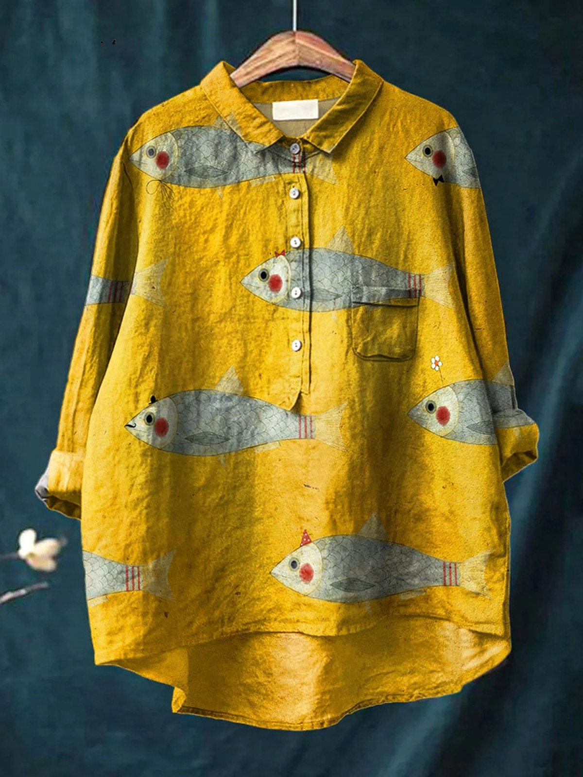 Chemise vintage en tissu jaune, manches longues, col et patte boutonnée, motif poissons multicolores
