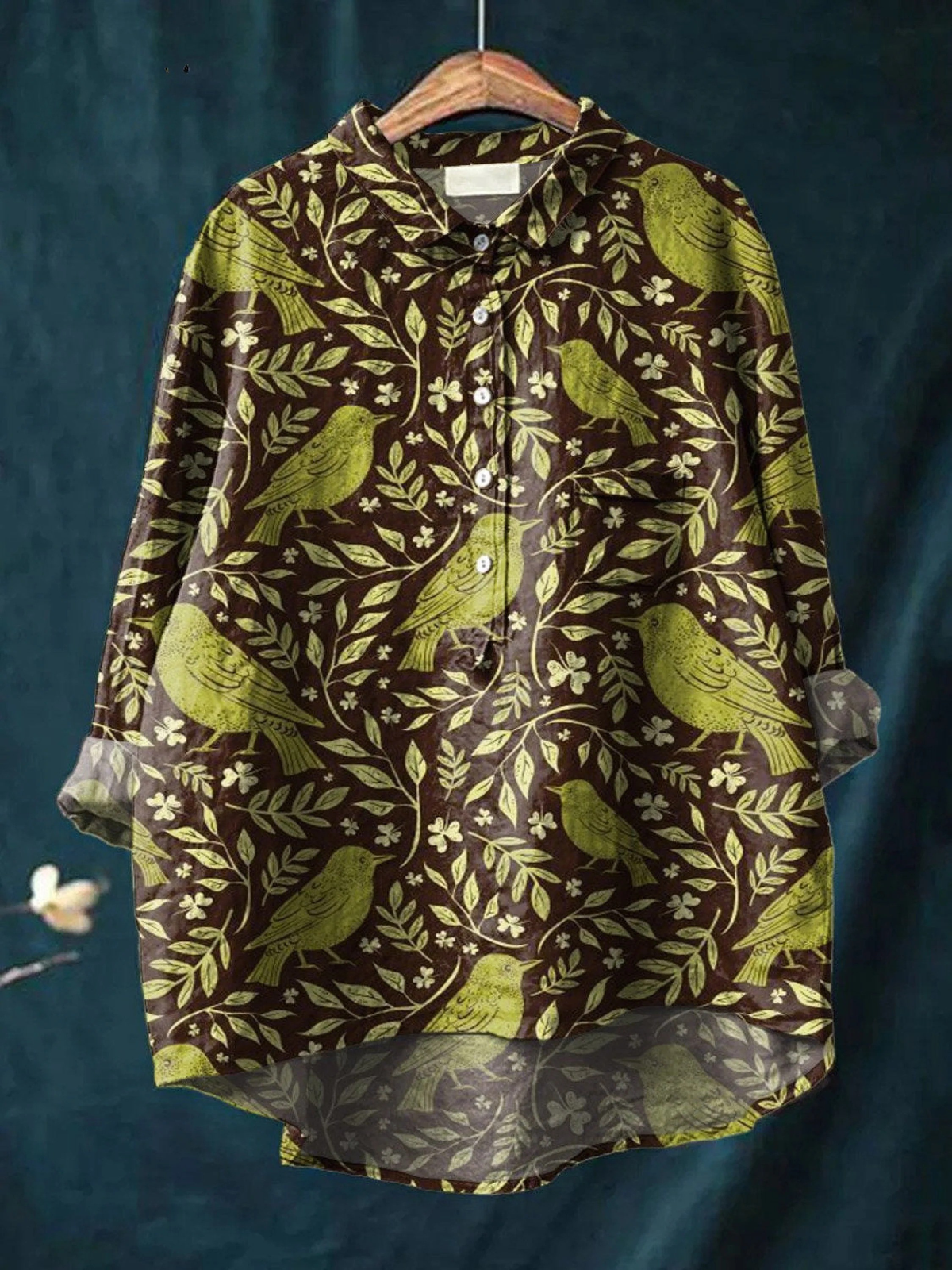 Chemise vintage boutonnée manches longues, motif oiseaux verts et feuilles, fond foncé