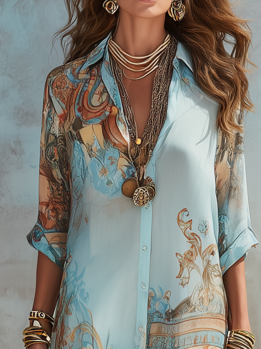 Robe longue bleue à motif baroque, encolure ouverte boutonnée et pendentif décoratif.