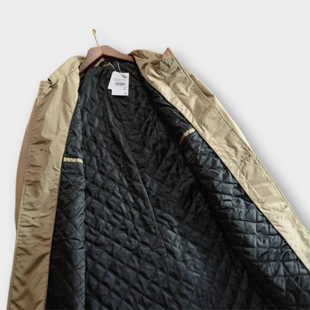 Trench-coat kaki ouvert, doublure noire matelassée et bordure de col visible