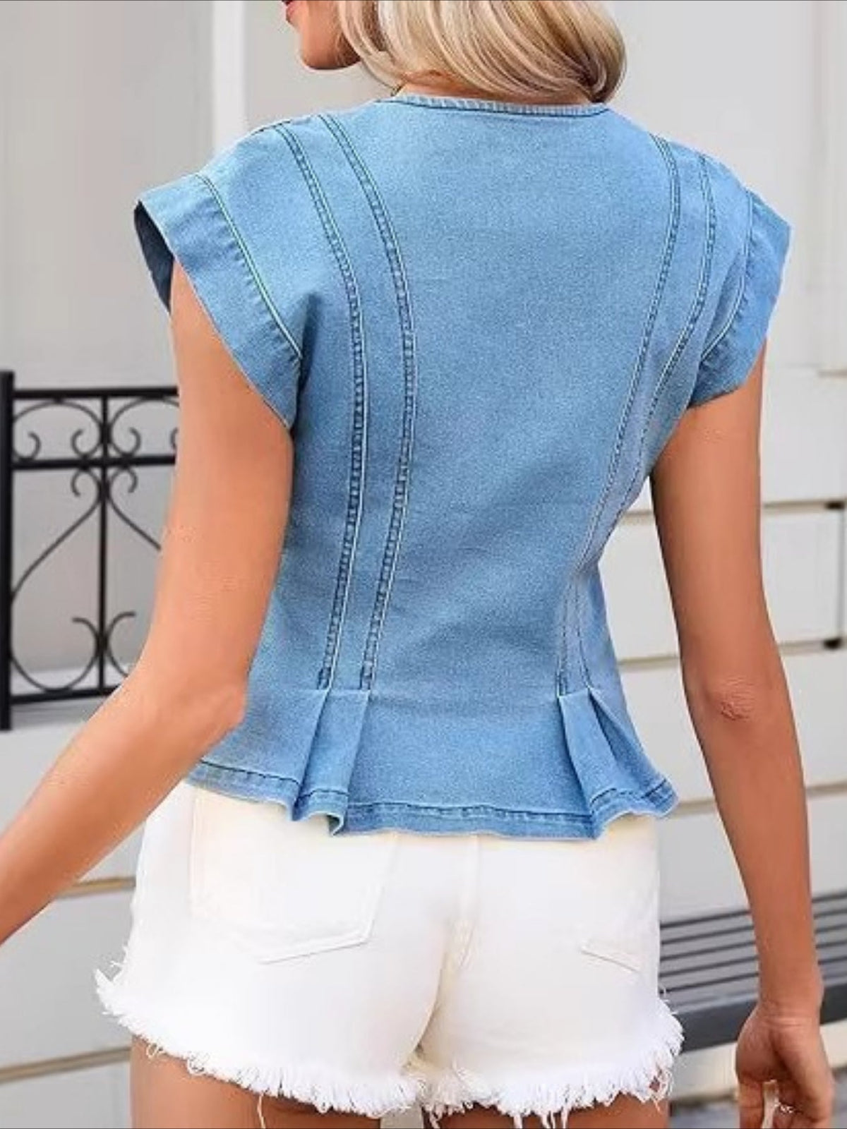 Haut en jean bleu clair sans manches, dos avec coutures, bas volant.