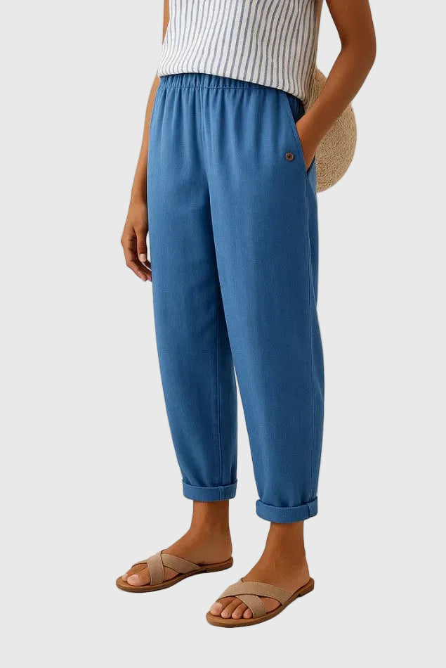 Pantalon bleu ample en tissu léger, taille élastique, ourlet retroussé, bouton discret
