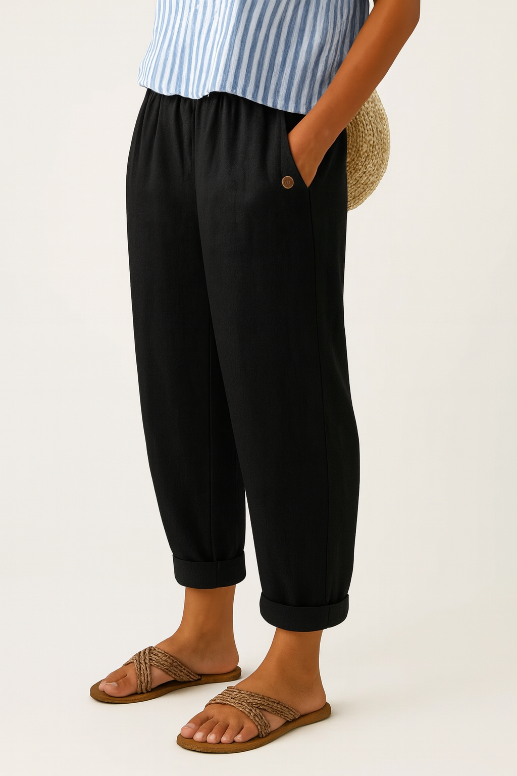 Pantalon noir ample, taille élastique, ourlet retroussé, bouton décoratif