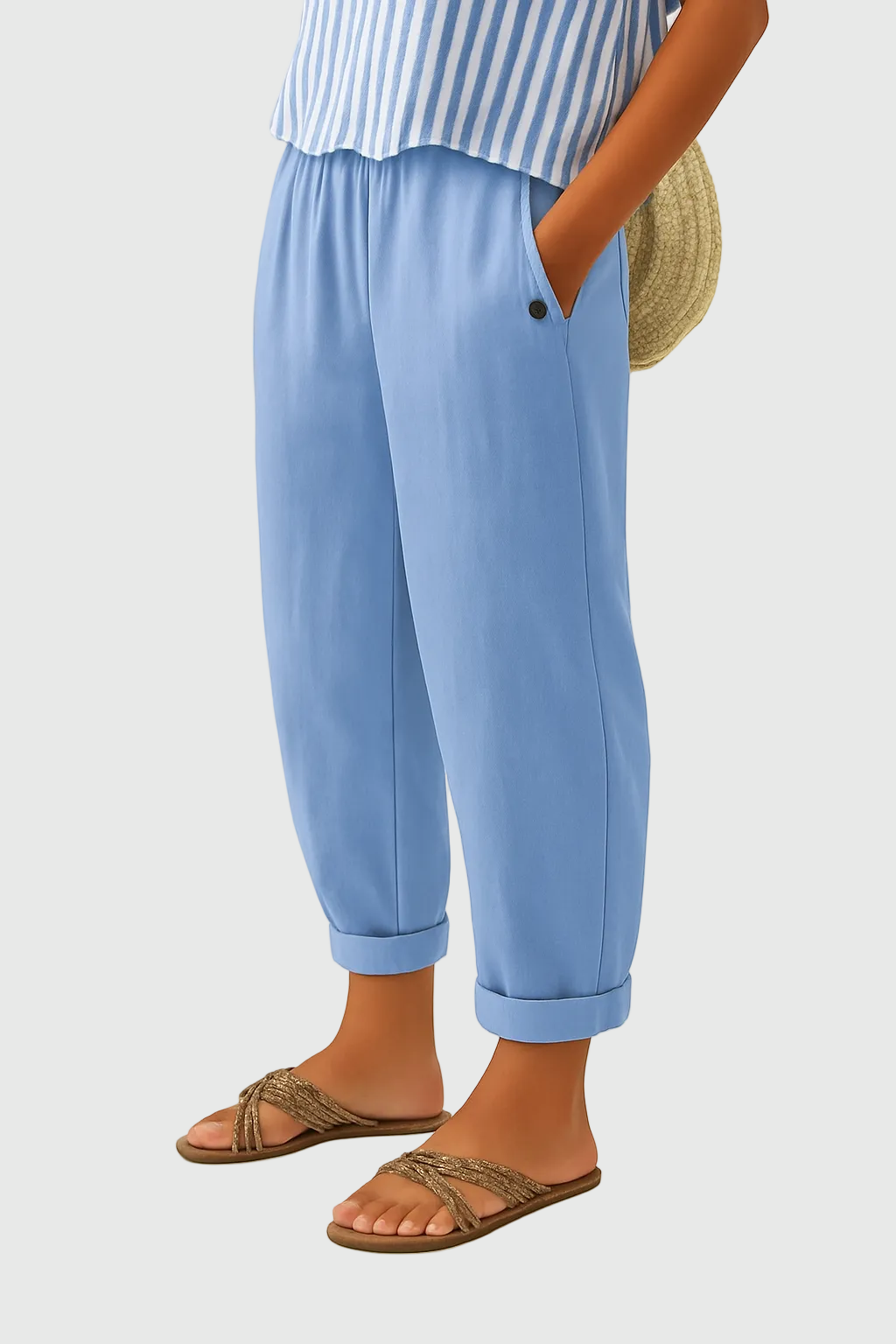 Pantalon bleu clair ample, taille élastique, ourlet retroussé, bouton décoratif