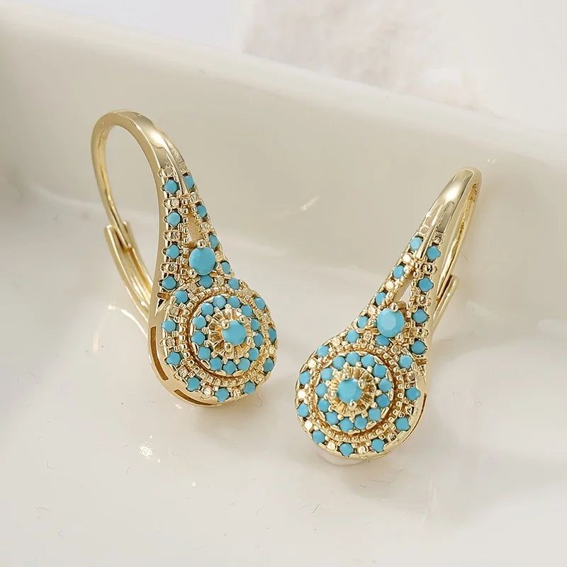 Boucles d’oreilles créoles dorées turquoise, motif floral rond en relief