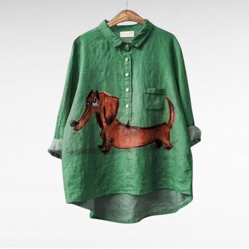 Chemisier Chloé en lin vert à col, boutons et motif dachshund marron.