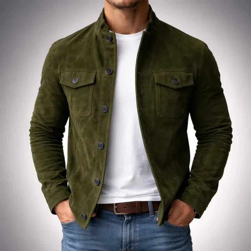 Veste en daim vert olive, gros plan patte boutonnée et deux poches poitrine.