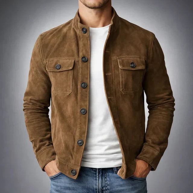 Veste en daim marron, gros plan avec poches poitrine à rabat et boutons.