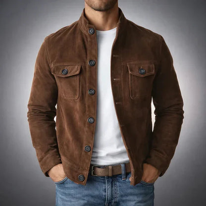 Veste en daim brun foncé, patte boutonnée et poches poitrine à rabat.