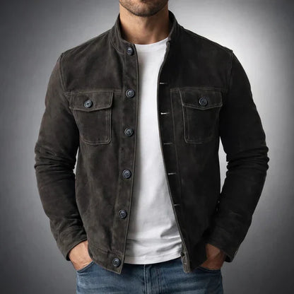 Veste en daim noire, gros plan des poches poitrine à rabat et boutons.
