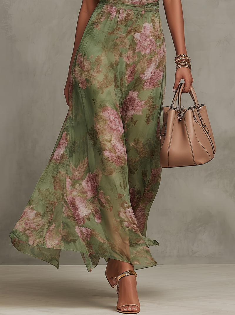 Robe longue verte à imprimé floral rose, taille froncée, vue trois-quarts.