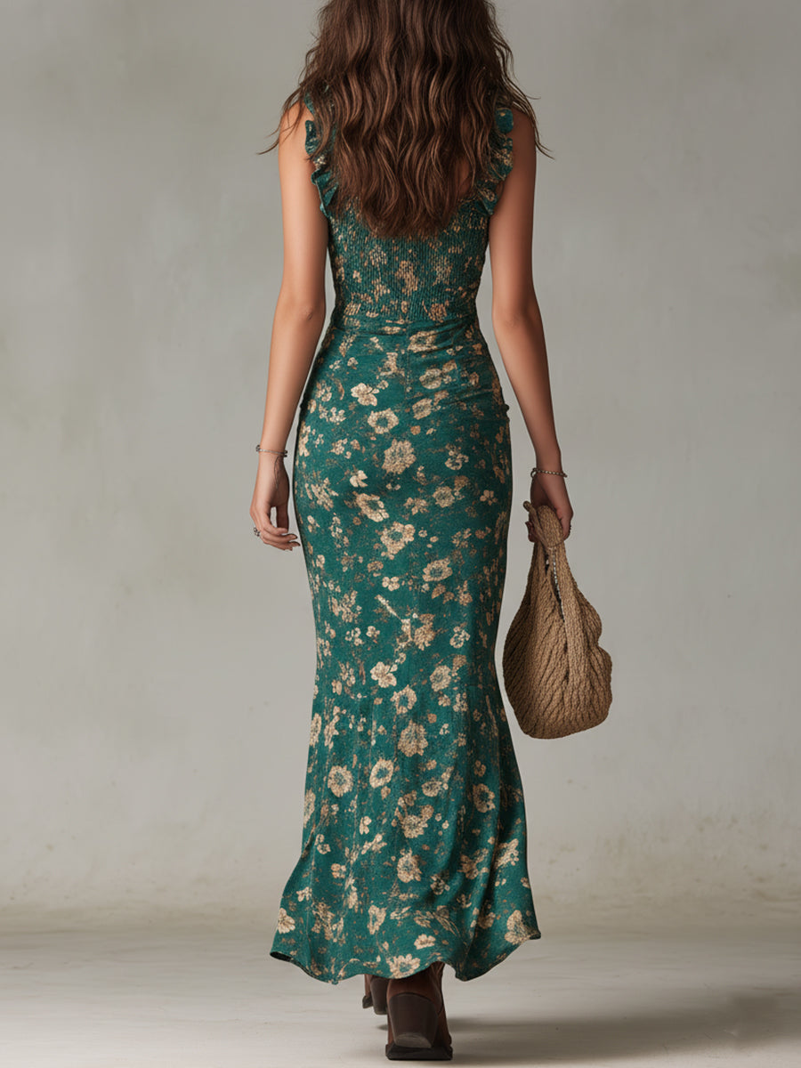 Robe longue verte à fleurs, dos près du corps, bretelles froncées, fente latérale.