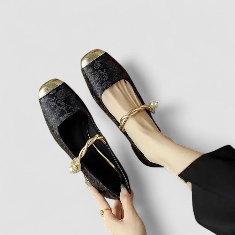 Ballerines bébé Florine™ noires, paire vue trois-quarts, bride tressée et perle décorative