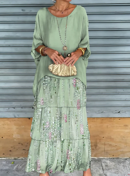 Robe longue fluide verte, haut uni et jupe imprimée pastel, volants superposés