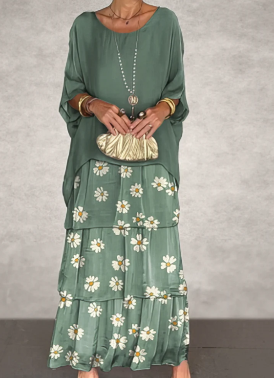 Robe longue fluide vert avec jupe fleurie, encolure ronde, volants et tissu léger