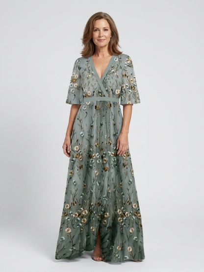 Robe longue fleurie vert sauge, col V croisé, manches courtes, plis à la taille