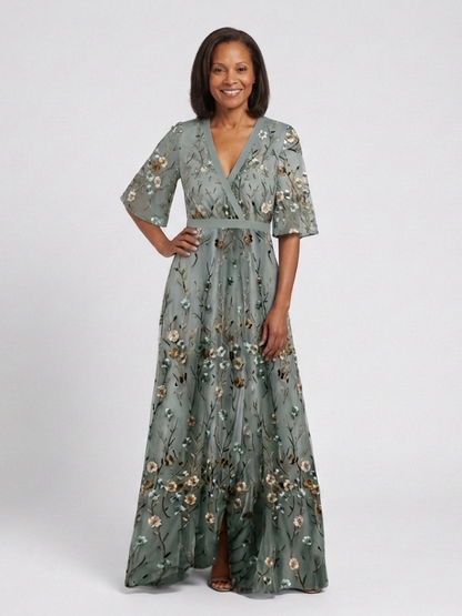 Robe longue fleurie vert sauge, col V, manches courtes, taille ceinturée