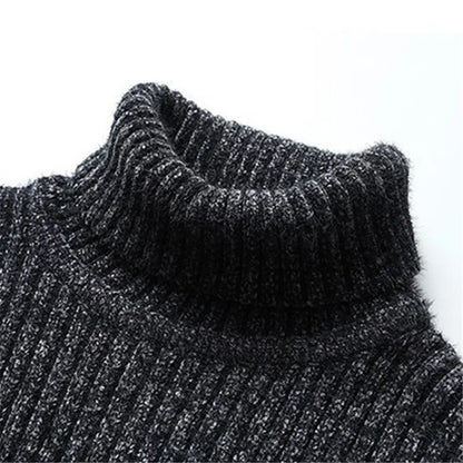 Encolure col roulé du pull homme en maille côtelée chinée gris foncé