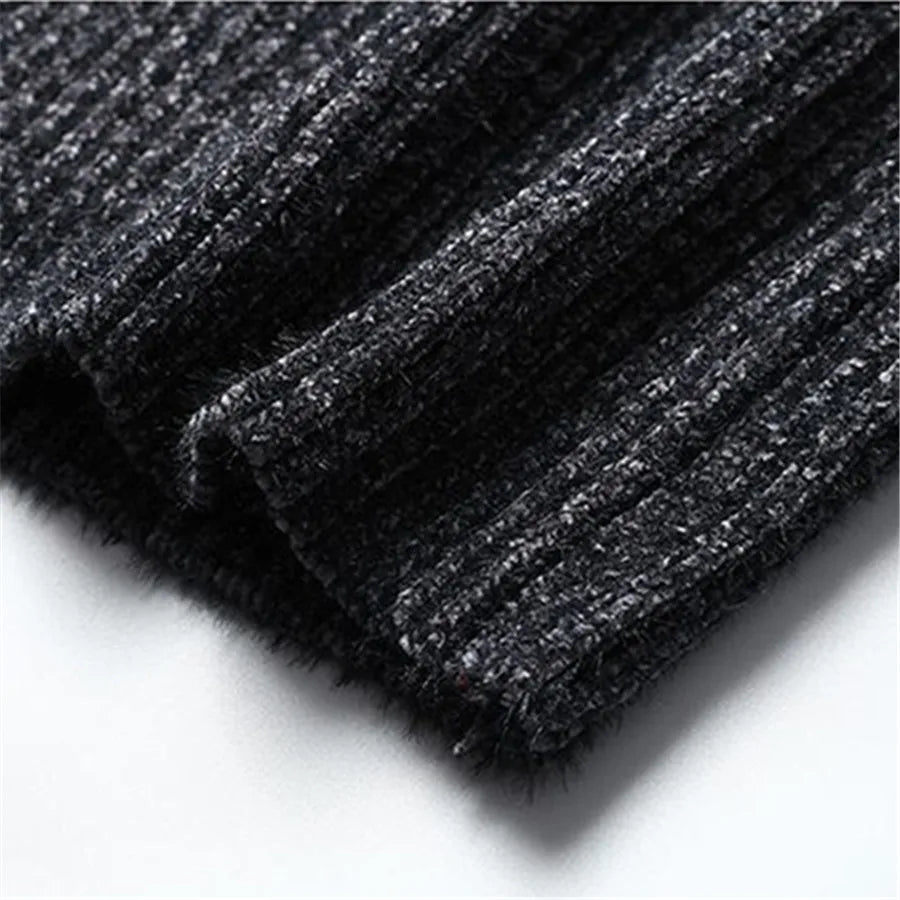 Base côtelée du pull en maille chinée gris foncé, coupe droite